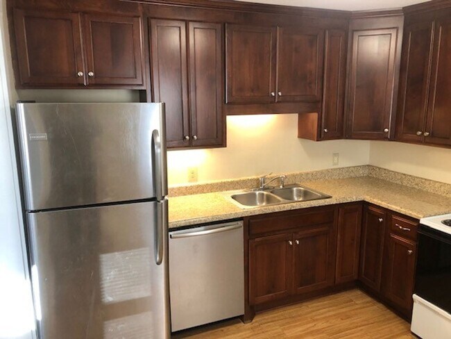 Building Photo - Duplex Living Close to Downtown Nashville