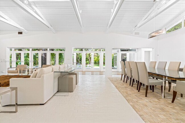 Foto del edificio - 11015 Lakeside Dr