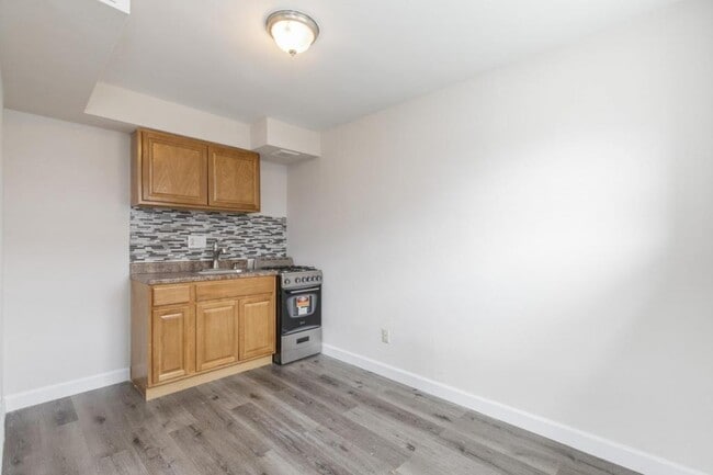 Building Photo - 5820 Mascher, Apt A