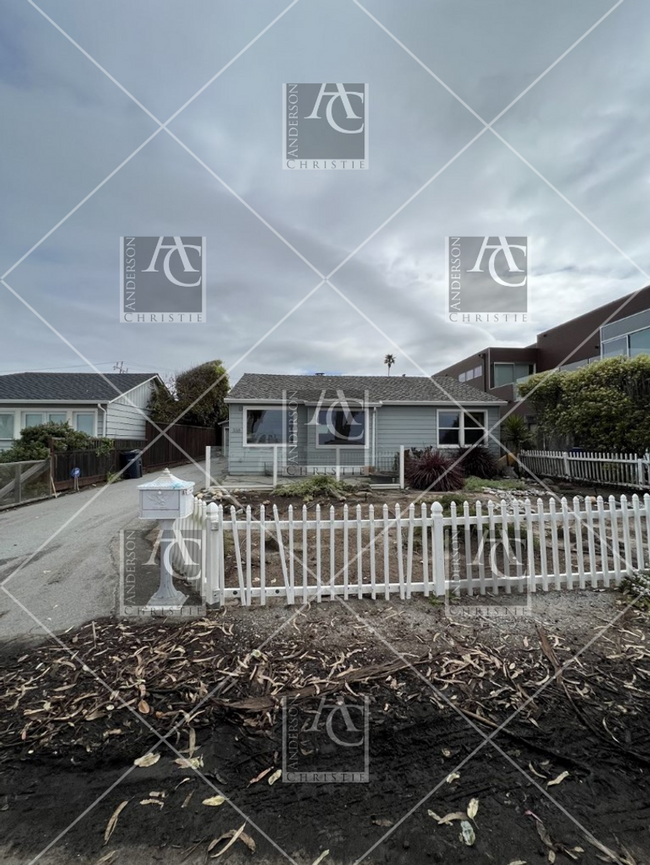 Building Photo - Ocean Front Beach House