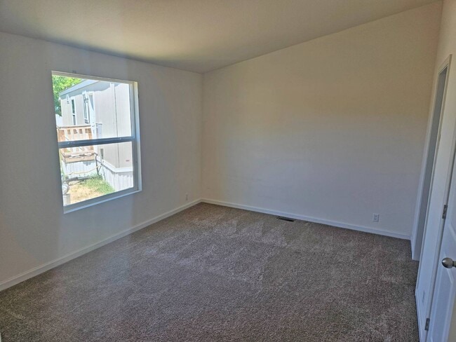 Building Photo - 573 E Sullivan St