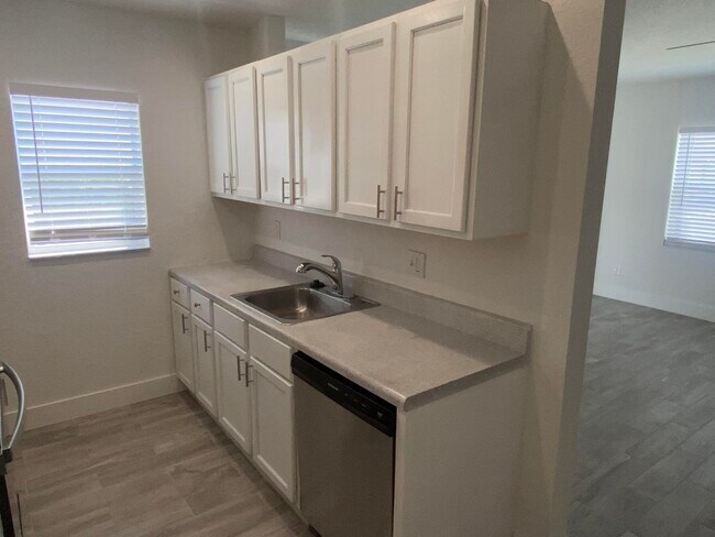 Building Photo - 553 E Ridge Cir N