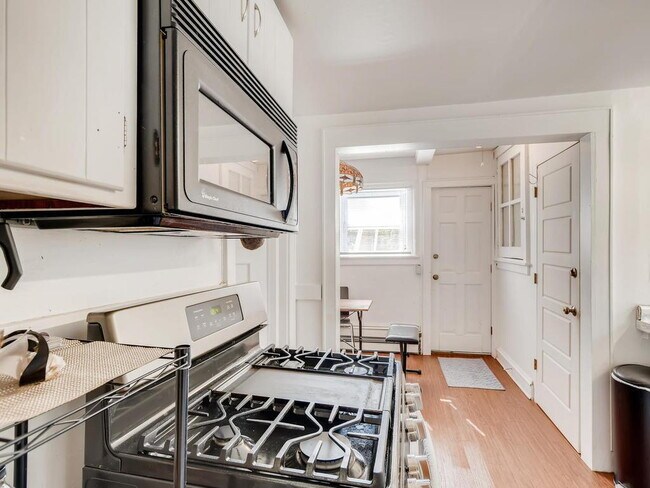 Foto del edificio - 2 Bed 1 Bath With Downtown Skyline View in Bryn Mawr!  Available August 1st.