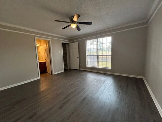 Building Photo - 121 Silverbrook Dr