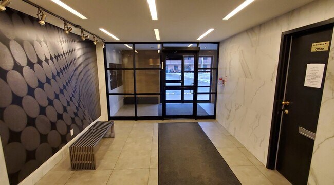 Photo du bâtiment - 549-573 N Service Rd