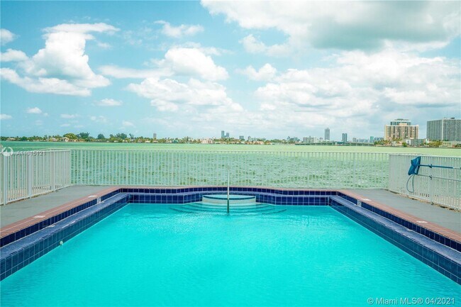 Foto del edificio - 7927 East Dr