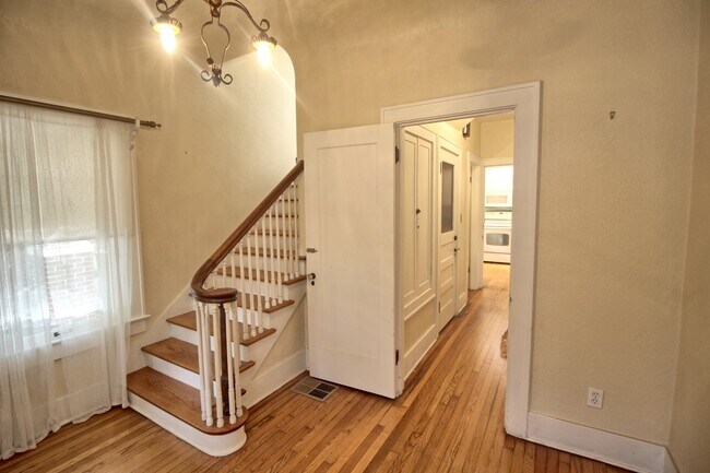 Building Photo - 800 E. Livingston Street Orlando, FL 32803