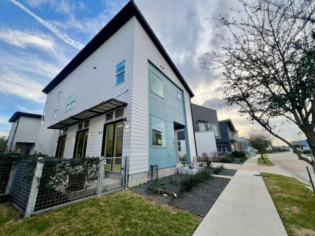 Foto del edificio - 9811 Mocking Bird Hill Ln