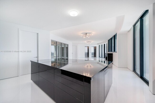 Foto del edificio - 18555 Collins Ave