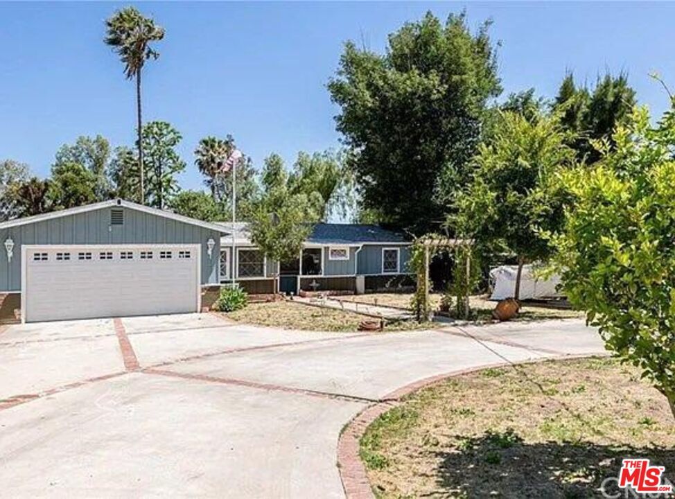 Foto principal - 18643 Strathern St