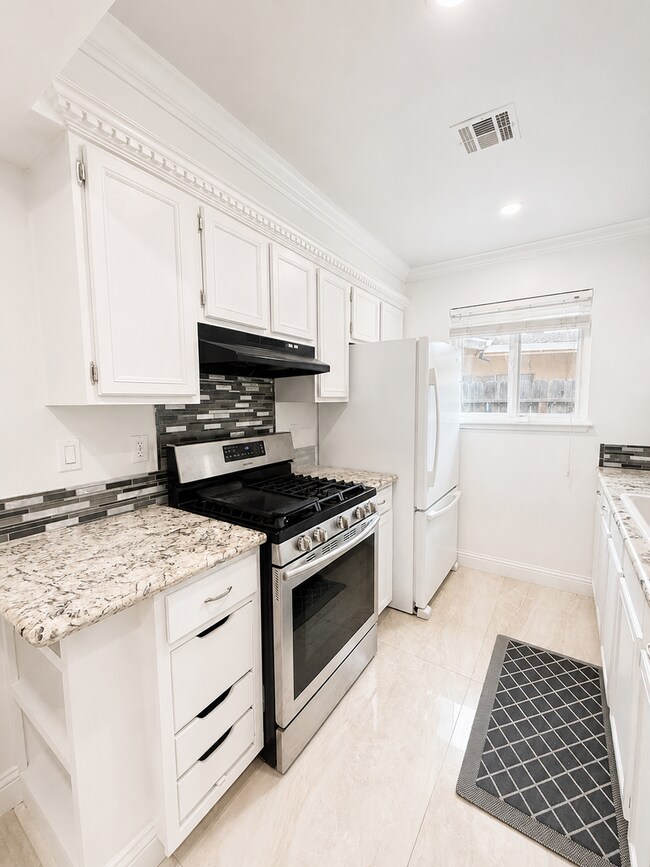 Foto del edificio - 55+ Community in Bay Village!