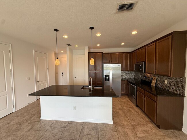 Building Photo - 2-bedroom, 2.5-bath townhome located in Ea...