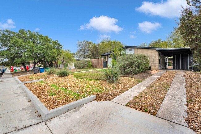 Building Photo - Move-In Ready Home with Brand New Finishes!