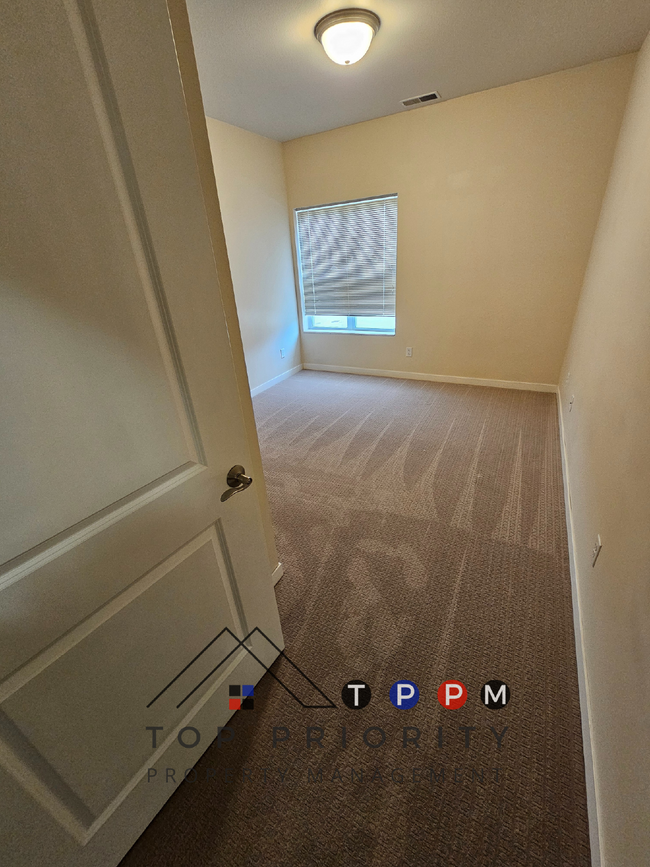 Building Photo - 2 Bedroom | 1 Bathroom Apartment in Cedar ...