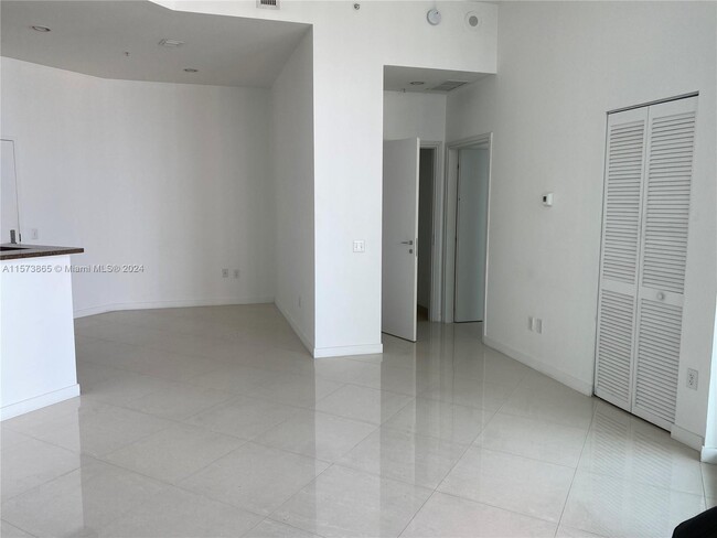 Foto del edificio - 300 S Biscayne Blvd