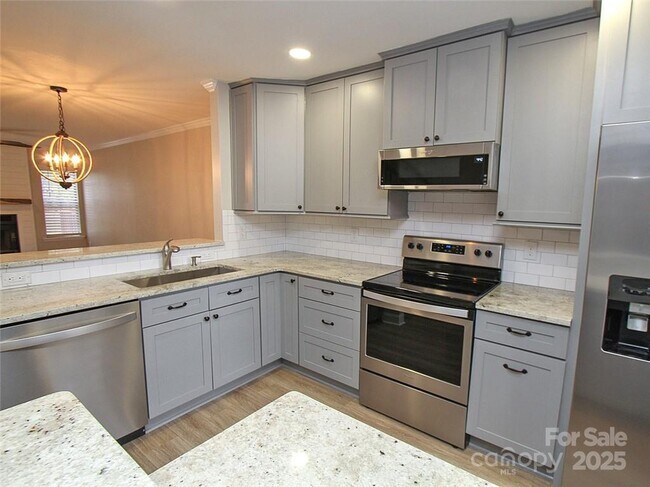 Foto del edificio - 8244 Circle Tree Ln