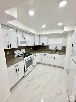 Building Photo - 10985 SW 70th Ter
