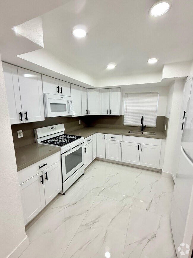 Building Photo - 10985 SW 70th Ter