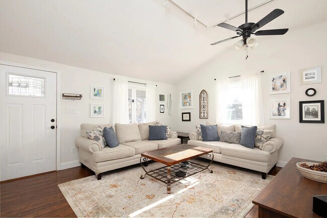 Foto del edificio - 317 Douglas Ct