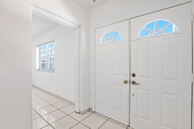Foto del edificio - Comfortable 3-Bedroom Multifamily Home in Prime Miami Location (Water and electricity are included)