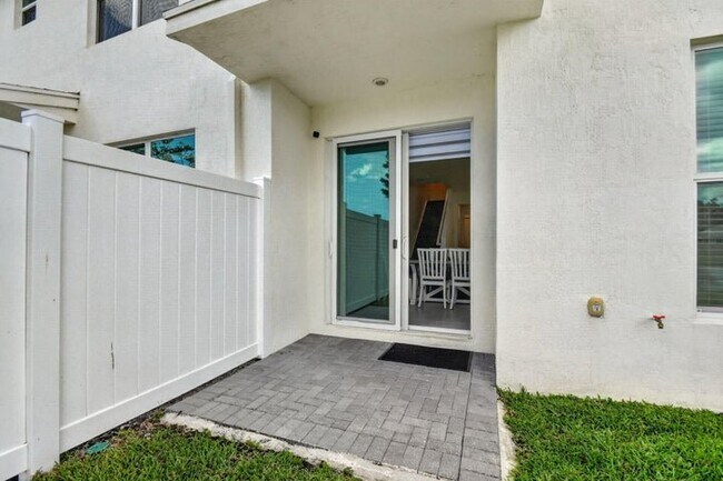 Foto del edificio - 6933 Harbours Edge Ave