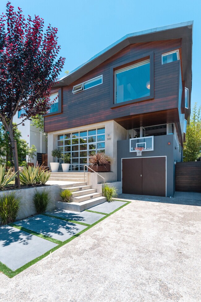 Building Photo - 1149 Pine Ave