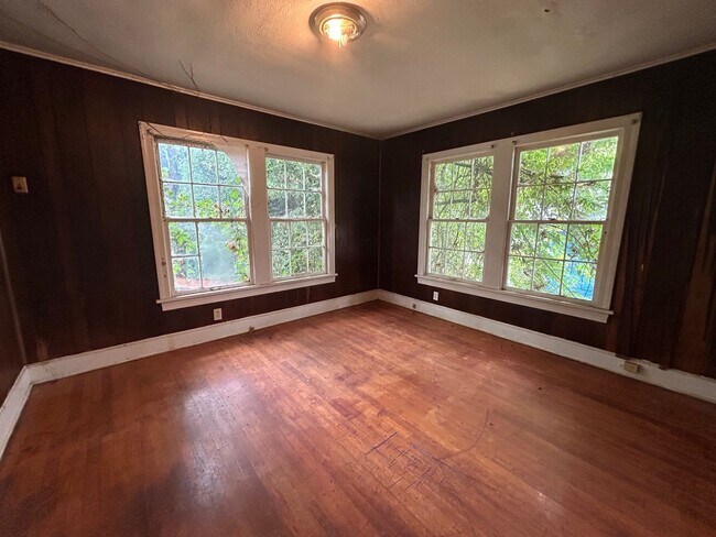 Building Photo - Beautiful 3 Bedroom Home in Queensborough