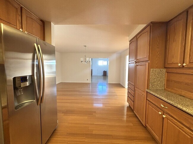 Foto del edificio - Luxurious 5 Bedroom 3.5 Bath with Large De...
