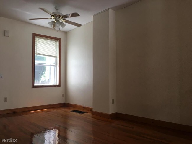 Building Photo - 2 br, 1.5 bath Apartment - 141 Davis St