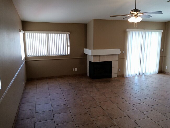 Foto del edificio - Adorable Single Story 3/2/2 car Ready Now