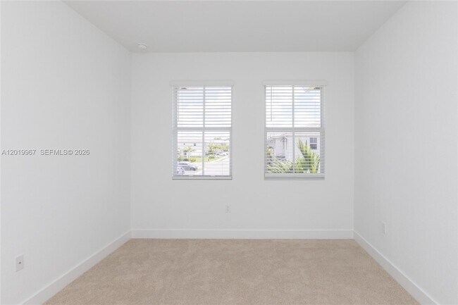 Foto del edificio - 16966 SW 2nd Ct