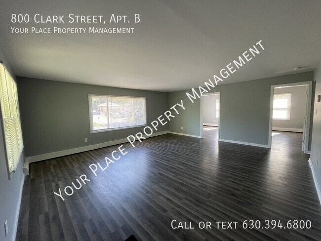 Foto del edificio - UPDATED AND SPACIOUS 3 BEDROOM, 1 BATHROOM...