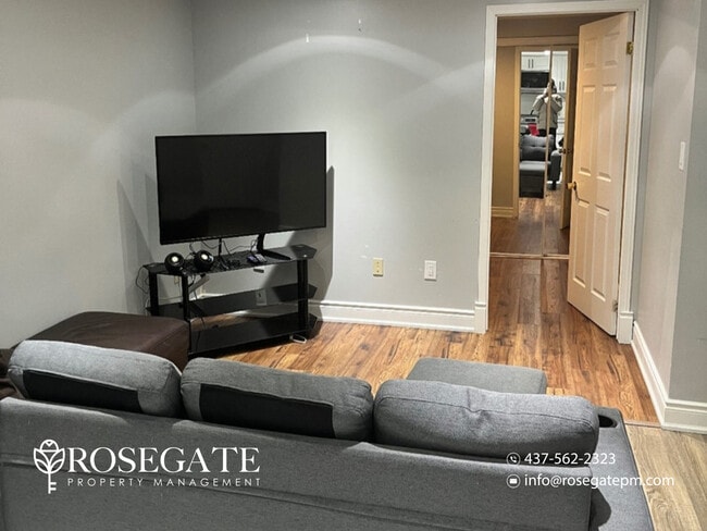 Photo du bâtiment - Spacious 2-Bedroom Basement Apartment with Backyard & 2 Parking Spaces in Ajax
