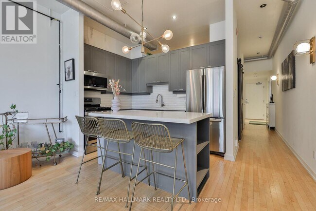 Photo du bâtiment - 766-766 King St W