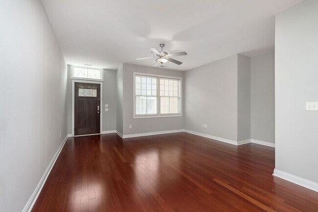 Building Photo - 2 Bed 2 Bath Lockerbie Townhome Steps From...