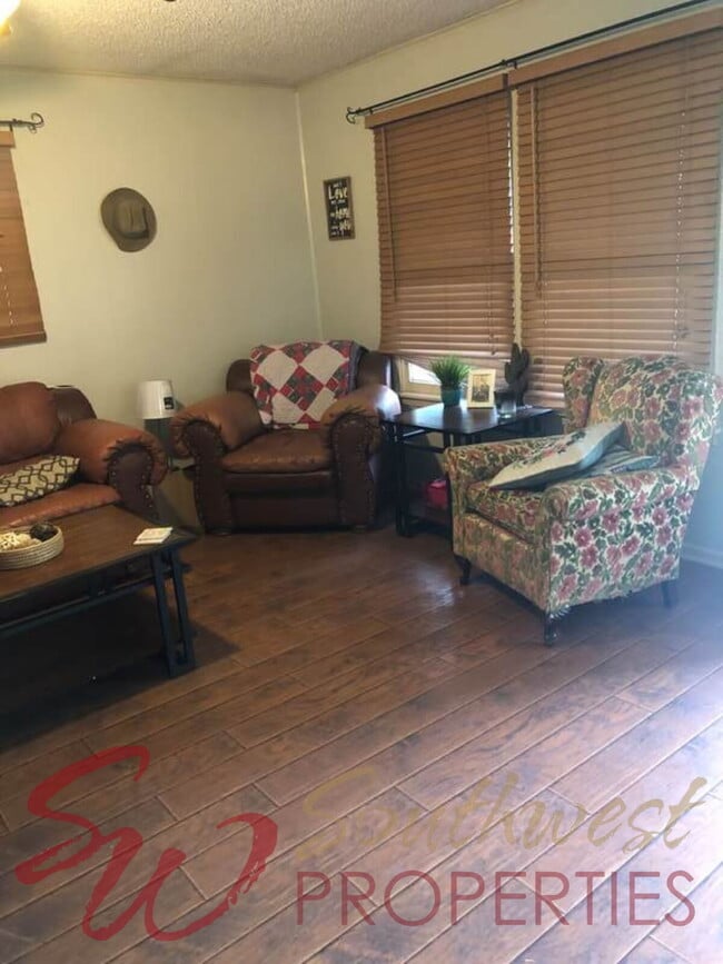 Building Photo - 2 Bedroom, 1 Bathroom with Awesome Backyard