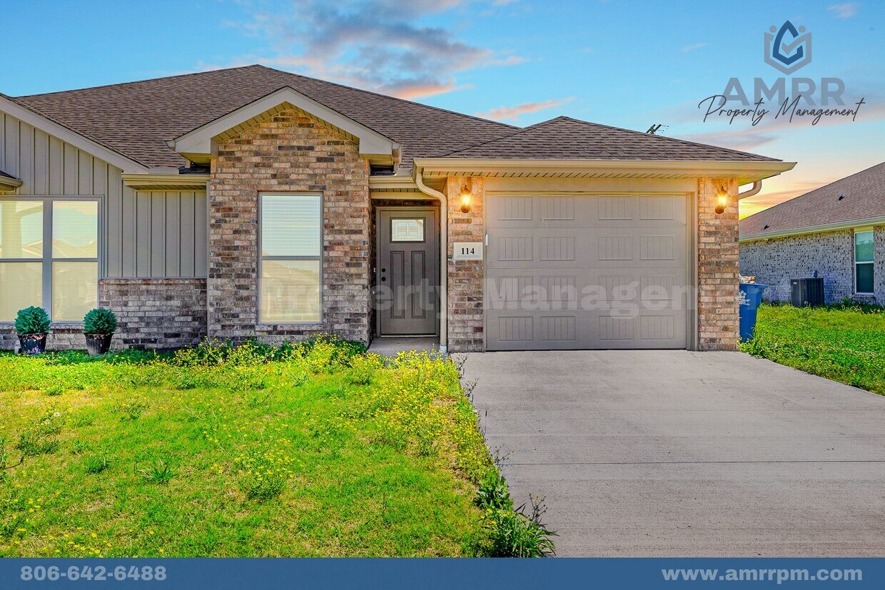 Foto principal - Cozy 3 Bedroom Duplex Available Now