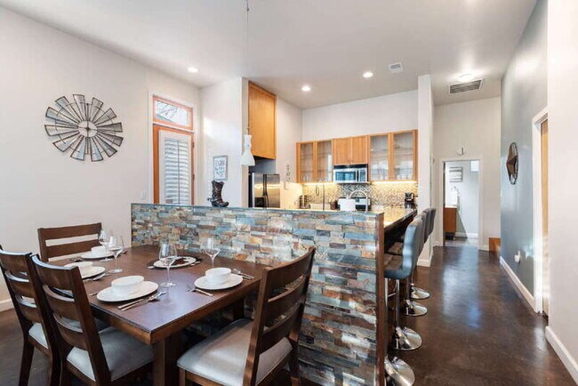 Building Photo - 2612 Carnarvon Ln