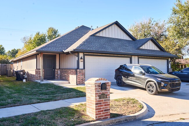 Foto del edificio - 5219 Oakwood Villas Ct