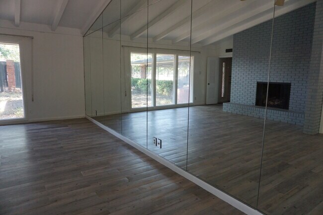 Foto del edificio - 2408 Hampstead Ln