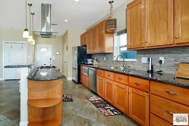 Building Photo - 3731 Bayshore Dr