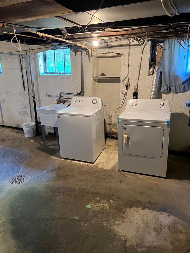 Building Photo - 749 Hampshire Ave