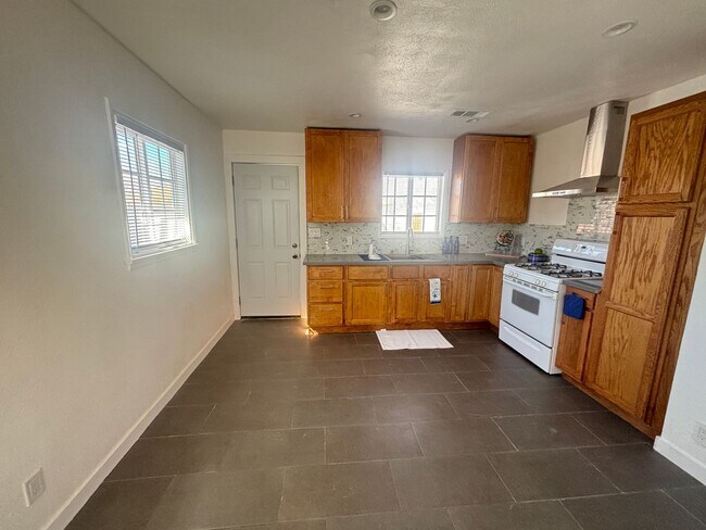 Foto del edificio - 45025 1/2 10TH STREET WEST
