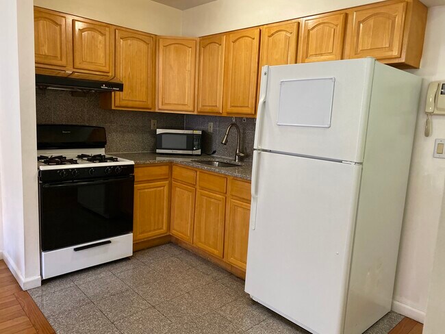 kitchen - 3506 Leavitt St