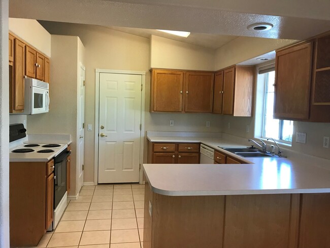 Foto del edificio - COMING SOON! 4Br/2Ba; Large Yards w/Trees!