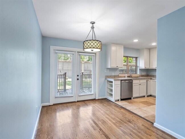 Building Photo - 1039 W 30th St
