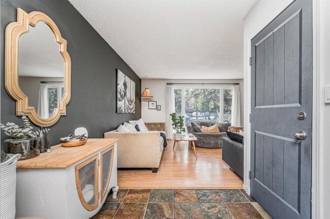 Photo du bâtiment - Spacious 2 Bed, 1 Bath Main Floor Home with Garage (IP638A)