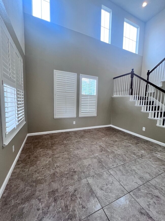 Building Photo - 64 Narcissus Ct