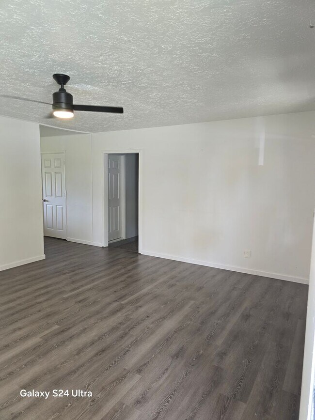 Foto del edificio - 1143 St Rose Ln