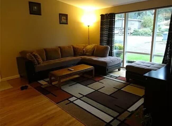 Building Photo - Spacious 4 Bedroom in Desirable Eastgate L...